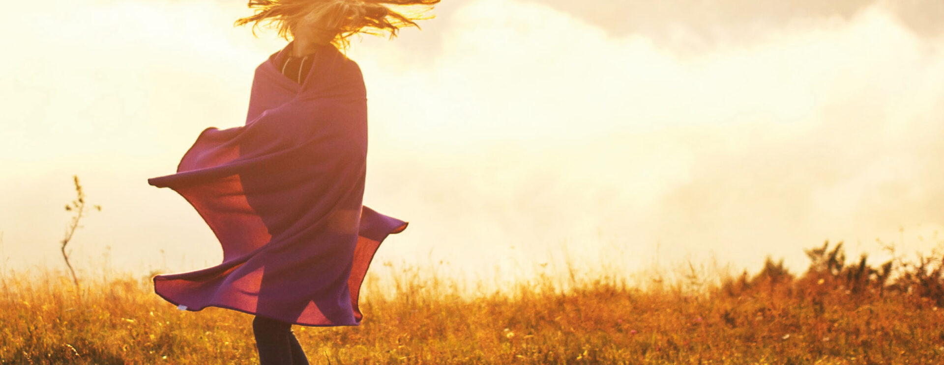 Couverture de la brochure du Schéma de la Culture. On y voit une femme au milieu d'un champ, au moment du couché de soleil.