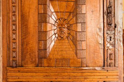 Porte sculptée  - Agrandir l'image 14 sur 15, fenêtre modale