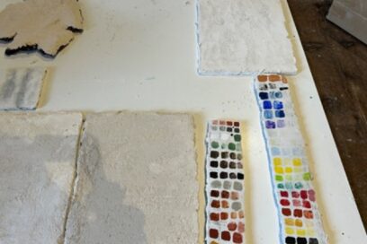 Plaques d'enduits coloré lors d'une résidence artistique au château de Montmaur - Agrandir l'image, fenêtre modale