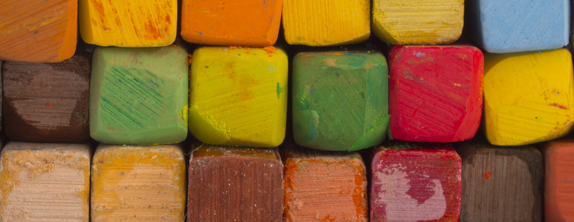 bloc de plusieurs couleurs pour illustrer l'onglet "aide à la création"